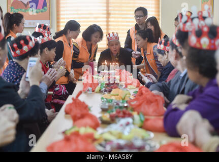 (180302) -- PECHINO, 2 marzo 2018 (Xinhua) -- anziani hanno un gruppo festa di compleanno in una casa per anziani a Fuzhou, capitale del sud-est della Cina di provincia del Fujian, 15 aprile 2017. Della Cina di politiche annuali sessioni del Congresso nazionale del popolo (ANP) e del Comitato Nazionale della la Conferenza consultiva politica del popolo cinese (Cpcpc) sono programmati per convocare in marzo, 2018. Durante le due sessioni, agende di sviluppo verrà esaminata e discussa, e politiche chiave sarà adottato. Anno 2018 segna il primo anno di attuare appieno lo spirito del XIX Congresso Nazionale dell'Communi Foto Stock