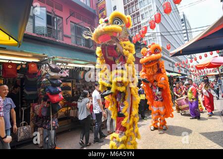 Kuala Lumpur, Malesia. 2 Mar, 2018. La gente guarda la danza del leone durante le celebrazioni della festa delle lanterne, una tradizionale festa cinese ha celebrato il quindicesimo giorno del primo cinese mese lunare, a Kuala Lumpur, Malesia, Marzo 2, 2018. Credito: Chong Voon Chung/Xinhua/Alamy Live News Foto Stock