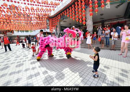 Kuala Lumpur, Malesia. 2 Mar, 2018. La gente guarda la danza del leone durante le celebrazioni della festa delle lanterne, una tradizionale festa cinese ha celebrato il quindicesimo giorno del primo cinese mese lunare, a Kuala Lumpur, Malesia, Marzo 2, 2018. Credito: Chong Voon Chung/Xinhua/Alamy Live News Foto Stock