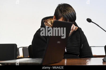 02 marzo 2018, Germania, Freiburg: la convenuta Hussein K. siede dietro un computer portatile in una sala giudiziaria del tribunale distrettuale. La convenuta ha confessato, abusando di una giovane donna, strozzatura per lei e per la sua posa in acqua quando lei era in stato di incoscienza. La Corte si è conclusa l'assunzione delle prove. La sentenza sarà più probabilmente pronunciata il 21 marzo 2018. Foto: Patrick Seeger/dpa Foto Stock