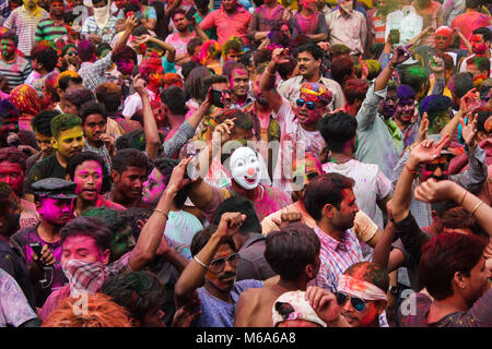 Guwahati, Assam, India. 2 Mar, 2018. Polvere colorata è gettato su uomini come ballano durante Holi celebrazioni su strada al bazar di fantasia, Guwahati, Assam, India. Credito: David Talukdar/Alamy Live News Foto Stock