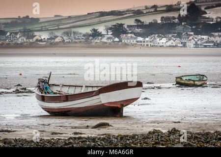 Instow, Devon. 2 Mar, 2018. Regno Unito - Previsioni del tempo - come il North Devon Coast è colpito da una grave gales e il congelamento di pioggia durante la notte e le piccole barche giacciono su icy velme come i giorni precedenti la neve si inclina lentamente nel villaggio di Instow. Credito: Terry Mathews/Alamy Live News Foto Stock