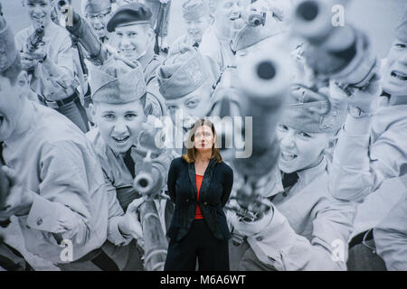 01 marzo 2018, Germania, Wolfsburg: vedova di Robert Lebeck, Lebeck Cordula, all'esposizione di suo marito di lavoro 'Robert Lecke 1968'. In fondo è una fotografia del bambino di cadetti in american uniformi militari. Il museo di arte è che mostra una raccolta di fotografie inedite da Lebeck che concentrarsi sulla sconvolgimenti in numerose terre nel 1968. La mostra viene eseguito dal 04 marzo al 22 luglio. Foto: Ole Spata/dpa Foto Stock