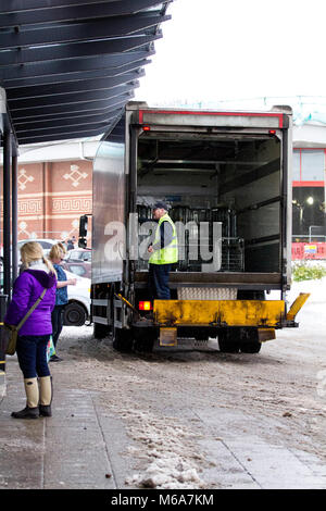 Dundee, Scotland, Regno Unito. 2 Marzo, 2018. Regno Unito Meteo. Il Siberiano Bestia da est continua a causare perturbazioni nel nord-est della Scozia con la neve cade e blustery venti freddi i primi rifornimenti di Graham essendo di latte consegnato ad Aldi e Home occasioni negozi a la pila Lochee Leisure Park poiché la severa blizzards hit Dundee, Regno Unito. Credits: Dundee fotografico/Alamy Live News Foto Stock