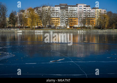 Il 28 febbraio 2018, Germania Berlino: un edificio residenziale in Kreuberg ir specchiata sulla congelati Landwehr Canal. Foto: Gregor Fischer/dpa Foto Stock