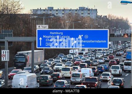 01 marzo 2018, Germania Berlino: il traffico su entrambe le corsie dell'autostrada della città vicino a Hohenzollerndamm. Foto: Soeren Stache/dpa/ZB Foto Stock