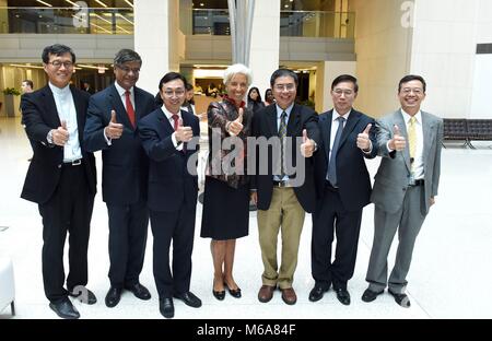 (180302) -- PECHINO, 2 marzo 2018 (Xinhua) -- Fondo Monetario Internazionale (FMI) Direttore Christine Lagarde (C), l'FMI vice managing director Zhang Tao (3 L), direttore esecutivo presso il FMI per la Cina Jin Zhongxia 3 (R) e FMI segretario Jianhai Lin (seconda R) posano per una foto di gruppo dopo Lagarde informazioni sul lancio dei nuovi diritti speciali di prelievo (DSP) cestello compresa la valuta cinese, il renminbi (RMB) in DC di Washington, Stati Uniti, Sett. 30, 2016. Con la Cina è pensato per le riunioni annuali del suo piano legislativo e politico degli organismi consultivi, il global spotlight è su Foto Stock