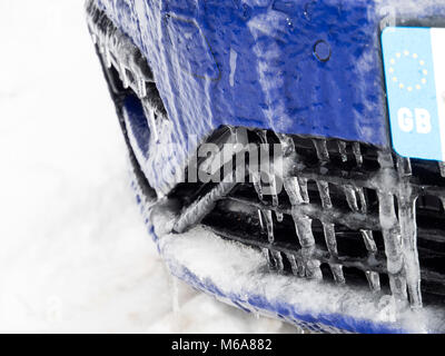 Ghiaccio e ghiaccioli su un auto blu in inverno in GB che mostra la temperatura di congelamento durante la "bestia da est" Foto Stock