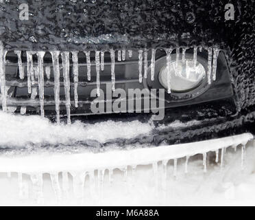 Numerosi ghiaccioli sul bordo di un cofano di auto durante le temperature di congelamento del cosiddetto Bestia da est, inverno 2018 Foto Stock