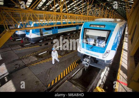 (180302) -- PECHINO, 2 marzo 2018 (Xinhua) -- foto scattata sul 11 aprile 2017 mostra un tecnico dalla Cina è CRRC Sifang Locomotive e materiale rotabile Co., Ltd. camminando su una piattaforma dove i treni sono parcheggiate per la revisione presso i laboratori della linea di Roca, in Llavallol, Argentina. L'Argentina ha avviato un ambizioso piano di aggiornamento la sua rovina il trasporto ferroviario, tenendo la Cina come un partner chiave per fornire sia la tecnologia e manodopera. Con la Cina è pensato per le riunioni annuali del suo piano legislativo e politico degli organismi consultivi, il global spotlight è su Pechino alla ricerca di indizi su come th Foto Stock