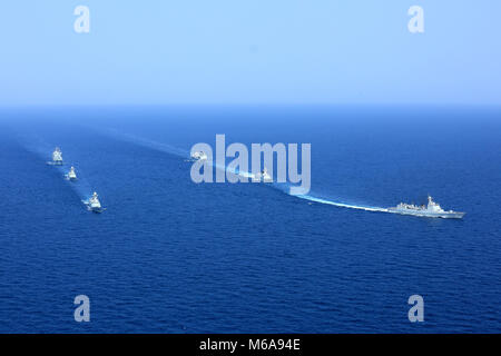 (180302) -- PECHINO, 2 marzo 2018 (Xinhua) -- foto scattata su agosto 23, 2015 mostra il ventesimo e ventunesimo flotte per la missione di scorta del Golfo di Aden e acque off vela somala nell'oceano. Con la Cina è pensato per le riunioni annuali del suo piano legislativo e politico degli organismi consultivi, il global spotlight è su Pechino alla ricerca di indizi su come il world heavyweight riprodurre sulla scena internazionale dopo il significativo "due sessioni." In un mondo devastato da gravi sfide nello sviluppo, la governance e la sicurezza, i leader e gli osservatori di tutto il mondo dicono che guidati dal Presiden cinese Foto Stock