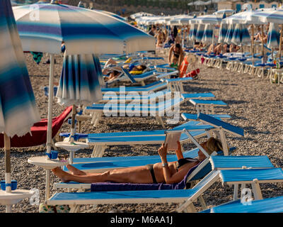 Spiaggia con lettini e brollies, Positano, Costiera Amalfitana, Italia. Foto Stock