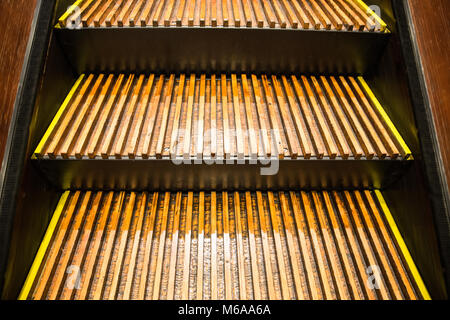 Vintage escalator in legno Foto Stock