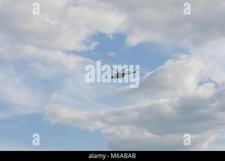 Vladimir regione, la Russia. 14 Giugno, 2016. Quartieri di Kovrov. Elicottero Mi-8 in volo Foto Stock