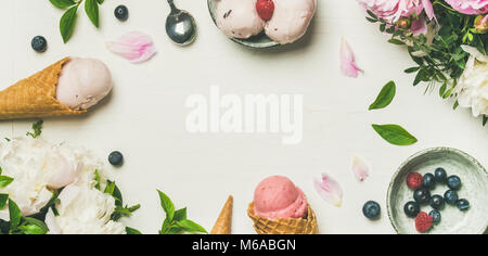 Flat-lay di gelato scoop e peonie, ampia composizione Foto Stock