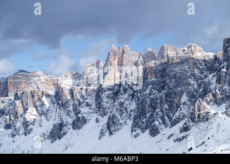 La gamma della montagna di lastoni di Formin, Dolomiti, Italia Foto Stock