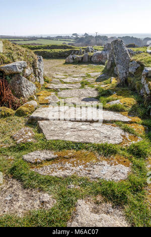 Le case in pietra che compongono il visibili resti di Carn Euny village rappresentano un insediamento che fiorì dalla tarda Età del Ferro Foto Stock