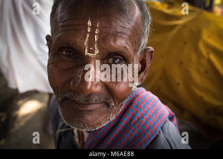 Un ritratto di un uomo indiano con cataratta nei suoi occhi, Sonepur, India. Foto Stock