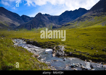 Le acque luccicanti del pool di Fairy risplenda su di una bella giornata di sole sull'Isola di Skye Scolant Foto Stock