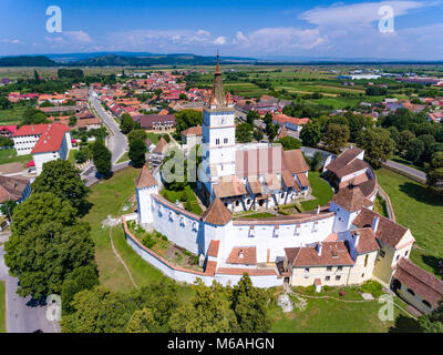 Vista aerea di Harman sassone chiesa fortificata nel villaggio di Harman vicino a Brasov Transilvania Romania Foto Stock