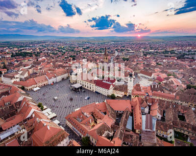 Vista aerea di Sibiu, Romania, al tramonto Foto Stock