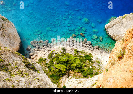 Spiaggia rocciosa con acque blu e cristalline sull'isola di Zante, Grecia Foto Stock