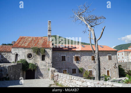 Edifici tradizionali nella città vecchia di Budva, Riviera di Budva, Montenegro Foto Stock