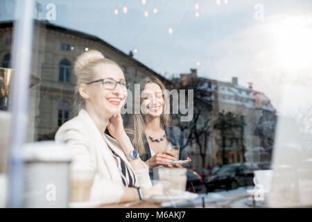 Vista attraverso la finestra sulla gente di affari interni Foto Stock