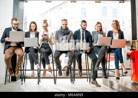 La gente di affari che lavora vicino alla finestra Foto Stock