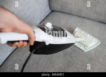 Pulizia a mano un divano con un pulitore a vapore, concetto di pulizia  della casa Foto stock - Alamy