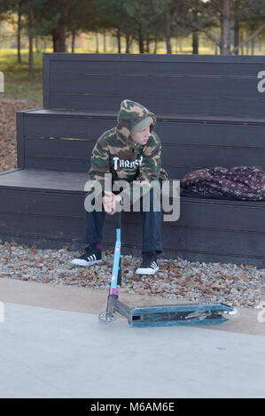 Dobrograd, Vladimir regione, la Russia. Il 23 ottobre 2016. Teen con gli scooter in appoggio nel skatepark Foto Stock