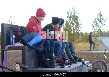 Dobrograd, Vladimir regione, la Russia. Il 23 ottobre 2016. Gli adolescenti con biciclette BMX in appoggio nel skatepark Foto Stock