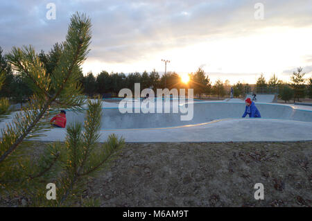 Dobrograd, Vladimir regione, la Russia. Il 23 ottobre 2016. Vista Dobrograd città. Skatepark Foto Stock