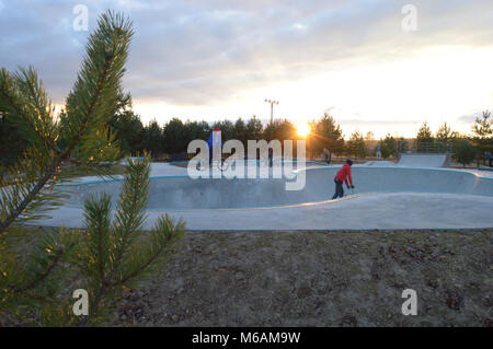 Dobrograd, Vladimir regione, la Russia. Il 23 ottobre 2016. Vista Dobrograd città. Skatepark Foto Stock