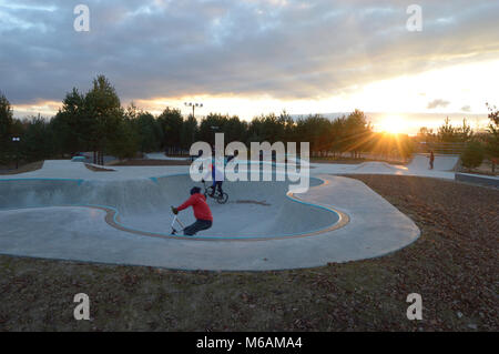 Dobrograd, Vladimir regione, la Russia. Il 23 ottobre 2016. Vista Dobrograd città. Skatepark Foto Stock