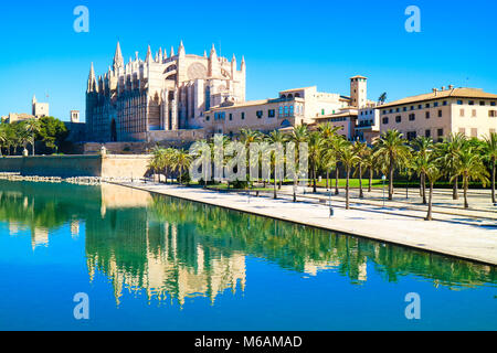 Palma de Mallorca, Spagna. La Seu - il celebre Medieval gotica Cattedrale cattolica nella capitale dell'isola Foto Stock