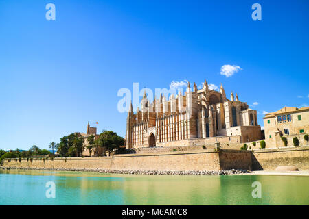 Palma de Mallorca, Spagna. La Seu - il celebre Medieval gotica Cattedrale cattolica nella capitale dell'isola Foto Stock