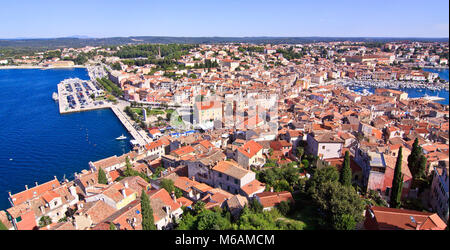 Tipica architettura croata nella città vecchia di Rovini sulla costa mediterranea - Croazia. Antenna vista panoramica. Foto Stock