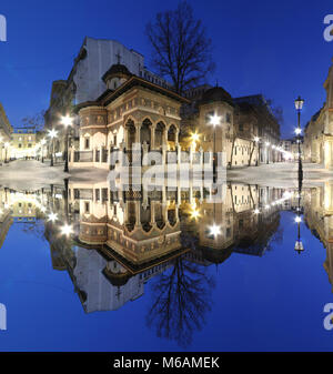 Bucarest il vecchio centro della citta'. Chiesa Stavropoleos di notte. Attrazione turistica. Interpretazione artistica, immagine speculare. Foto Stock