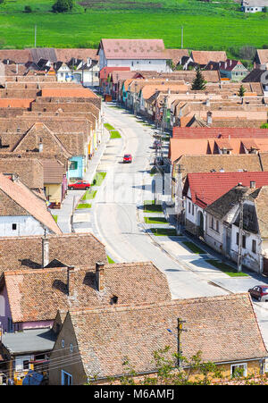 Tedesco tradizionale villaggio sassone in Transilvania, Romania vicino a Sibiu. Vista aerea. Foto Stock