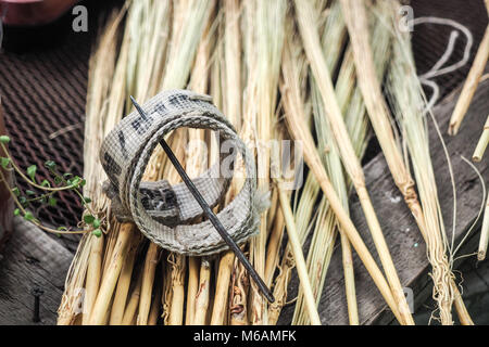 SIBIU, Romania, MAI 2015: scopa tradizionale produzione di attrezzi in villaggio sassone di Altana Foto Stock