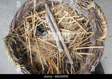 SIBIU, Romania, MAI 2015: scopa tradizionale produzione di attrezzi in villaggio sassone di Altana Foto Stock