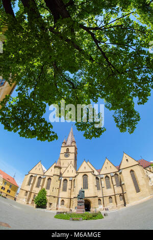 Sibiu, Transilvania, Romania. Vecchia cattedrale cattolica nella piazza principale della citta'. Interpretazione artistica. Foto Stock