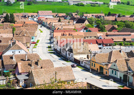 Tedesco tradizionale villaggio sassone in Transilvania, Romania vicino a Sibiu. Vista aerea. Foto Stock