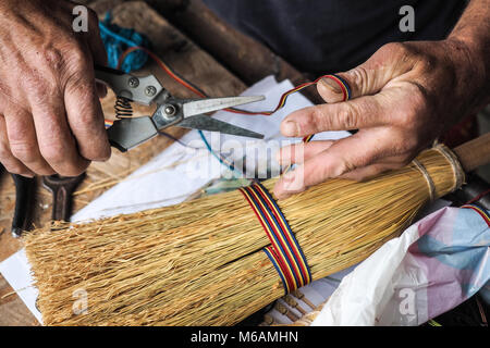 Scopa tradizionale maker nel villaggio sassone di Altana, Sibiu, Romania rendendo la tradizione nel villaggio sassone di Altana, Sibiu, Romania Foto Stock