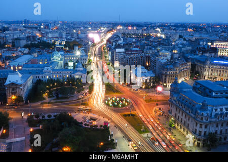 Bucarest città di notte. University Square, Km 0 della città capitale della Romania in Europa Foto Stock