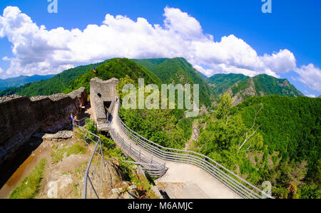 Fortezza Medioevale sulla cima delle montagne. Fortezza di Poenari, Vlad l'Impalatore (Vlad Tepes in rumeno) ruller nel XVI secolo, ora un importante tourist Foto Stock