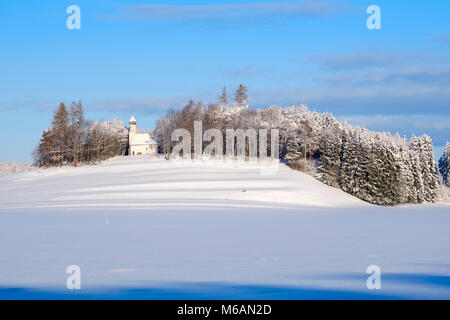 Cappella di St. Georg, Schimmelkapelle in inverno, Georgibichl vicino Ascholding, vicino Dietramszell, Alta Baviera, Baviera, Germania Foto Stock