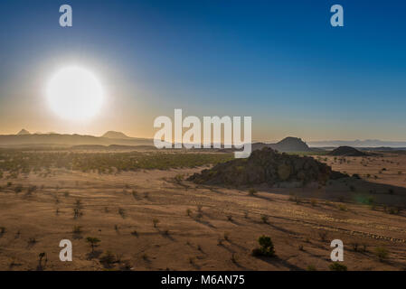 Luce atmosferica in serata durante il paesaggio montuoso vicino a Twyfelfontein, regione di Kunene, Namibia Foto Stock