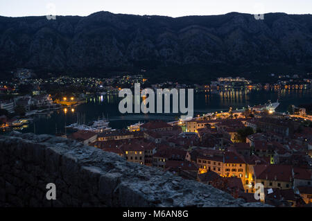 Panorama di Cattaro Città Vecchia vista dal Belvedere al crepuscolo, Montenegro Foto Stock